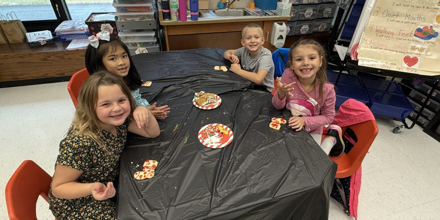 Mrs. Rogers 1st Grade Class decorating cookies